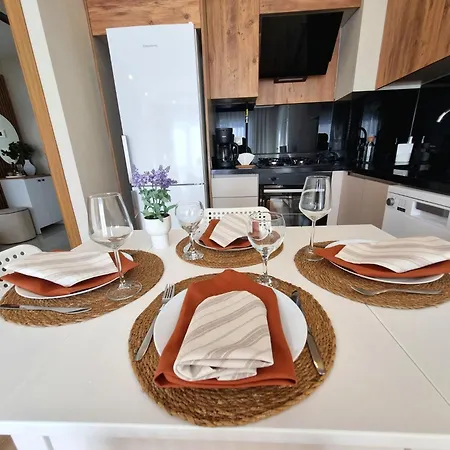 2 Bedroom Cozy Apartment *