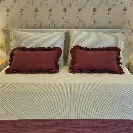 2 Bedroom Cozy Apartment *